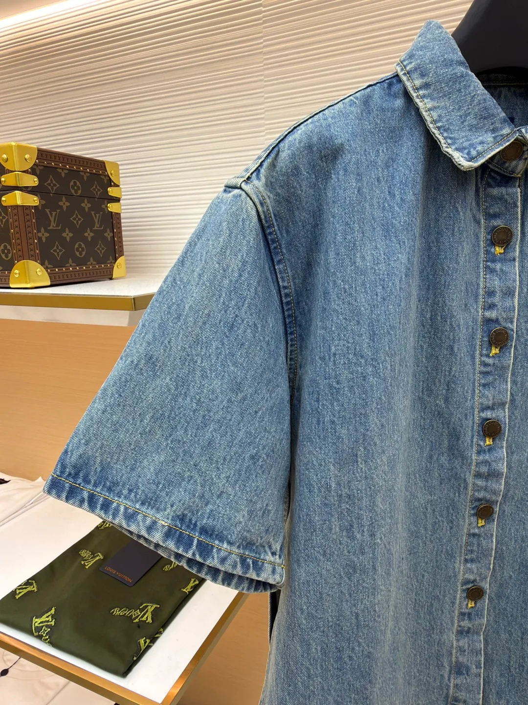 LOUIS VUITTON rope embroidered denim jacket ●Authentic product: purchased and developed for 10999 ●Item number: 1680835-A95 ●Fabric: denim fabric ●Technology: embroidery production ●Version: fitted version ●Weight: about 585 grams ●Size: 34-36-38 ●Description: The fabric is made of YB customized denim fabric, with straw rope embroidery design on the chest. The overall alignment is straight and delicate, the fabric is comfortable and soft, and the color is consistent without color difference. It can be matched with the same style to create a fashionable look and control various occasions. Customized accessories, complete with three standards, same style for men and women!